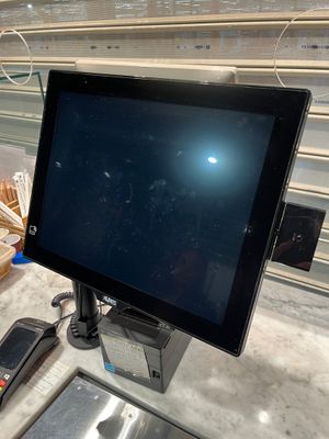 un écran d'ordinateur posé sur un comptoir