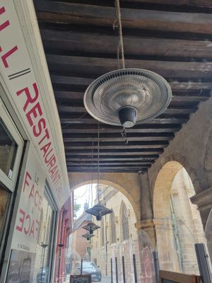 un ventilateur de plafond suspendu au plafond d'un restaurant