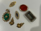 beaucoup de bijoux sur une surface blanche