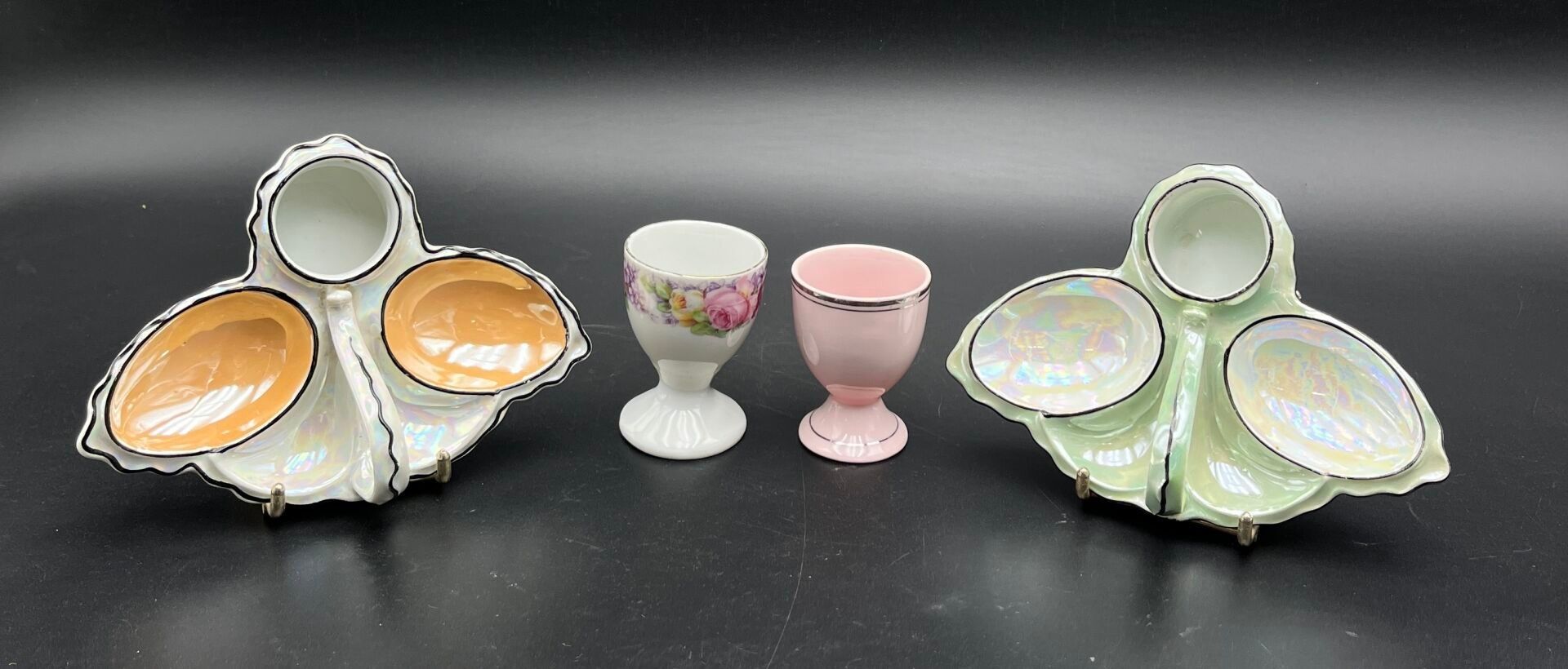 TCHECOSLOVAQUIE ( Victoria Czecho , Bohême). Deux coquetiers en porcelaine à fond imitation nacre vert, blanc et oran...