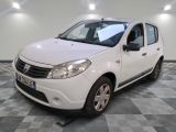 la photo d'une petite voiture blanche garée dans un garage