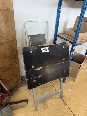 une chaise qui se trouve dans une pièce, à côté d'une étagère