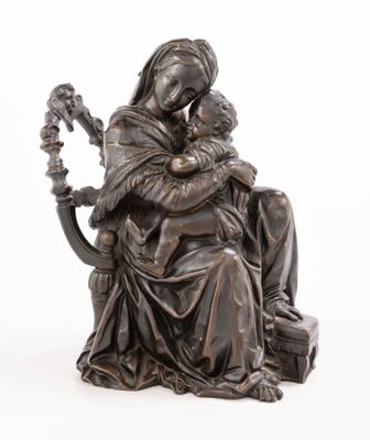 l'image d'une statue représentant une femme tenant un enfant dans ses bras