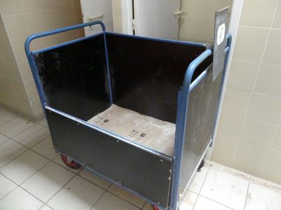 un chariot bleu qui se trouve dans une salle de bains