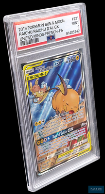 La carte Pokémon se trouve dans un étui en plastique transparent sur fond noir.