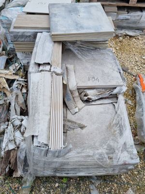 un tas de bois posé par terre à côté d'un autre tas de bois
