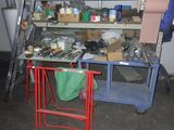 un établi dans un garage, encombré de toutes sortes d'objets