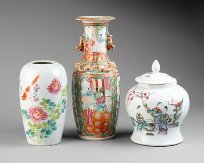 trois vases avec des motifs différents assis l'un à côté de l'autre