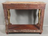 une petite table en bois surmontée d'une étagère