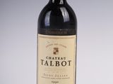 une bouteille de vin rouge du Château Talbot, en France