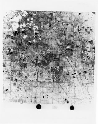 une photo en noir et blanc d'une carte d'une ville