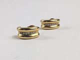 deux paires de boucles d'oreilles en or et diamants sur fond blanc