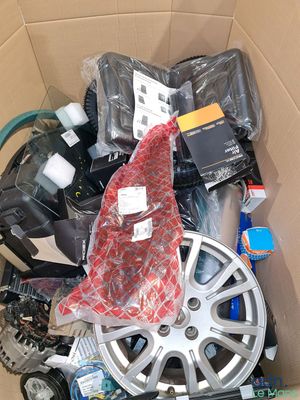 une boîte en carton remplie d'objets divers, notamment une roue et d'autres objets