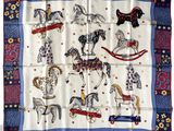 une écharpe blanche et bleue avec des chevaux dessus