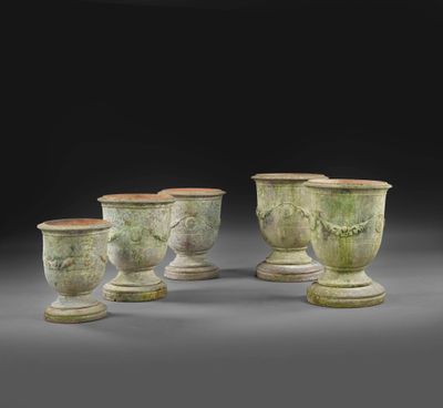 un groupe de quatre vases verts posés sur une table