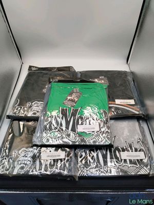 une valise contenant un grand nombre d'objets