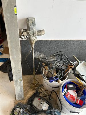 Lot de divers outillages : 2 tronçonneuses (BOSCH GWS22-230 …