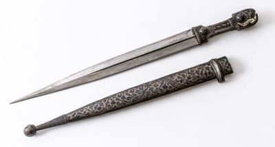 une paire de couteaux anciens posés sur une surface blanche, sur fond blanc