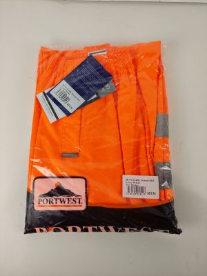 une photo d'un pantalon orange posé sur une table