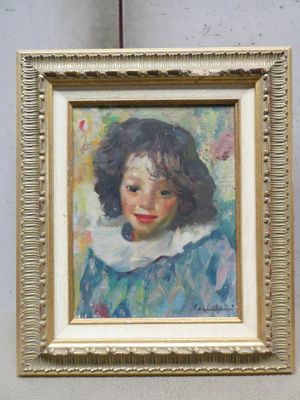 un tableau représentant une jeune fille en robe bleue, dans un cadre doré