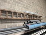 de nombreux tuyaux alignés contre un mur