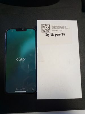 le téléphone est posé à côté d'une feuille de papier sur la table
