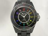 une montre noire avec des chiffres multicolores