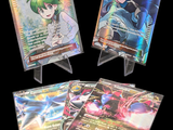 Trois cartes de couleurs différentes sont présentées sur un fond noir.