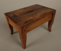Deux petits tabourets, un en noyer XIXème siècle, l'autre à … (photo 2)
