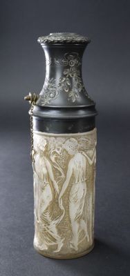 un vase posé sur une table et entouré d'une chaîne