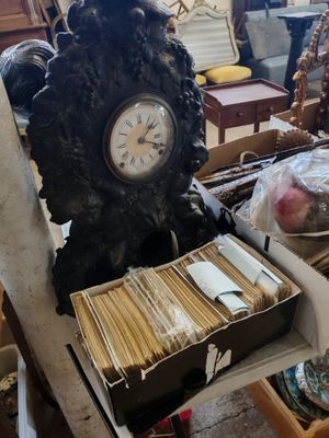une horloge posée sur une table