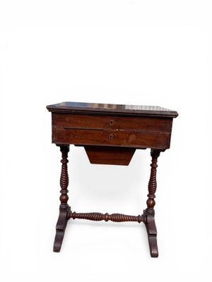 Table à ouvrage en acajou, placage d'acajou ouvrant par un a…