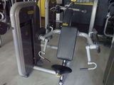 une photo d'une salle de sport avec un appareil et d'autres équipements
