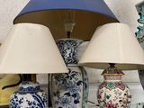 de nombreux vases et lampes exposés dans une vitrine