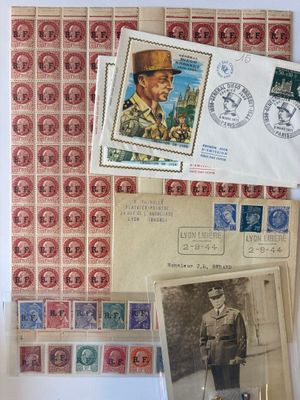 quelques vieux timbres et cartes postales sont posés sur une table