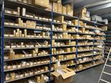 de nombreux cartons sur les étagères de l'entrepôt