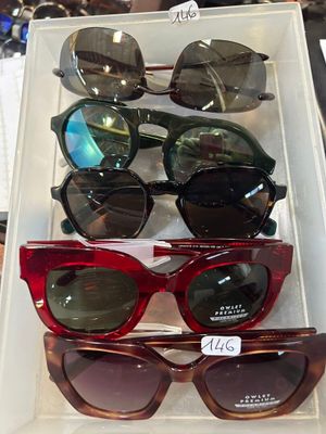 de nombreuses paires de lunettes de soleil exposées dans une boîte