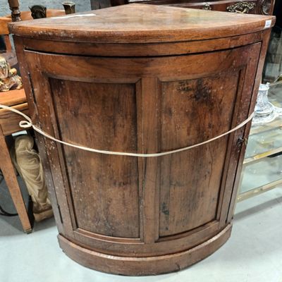 une armoire en bois entourée d'une corde