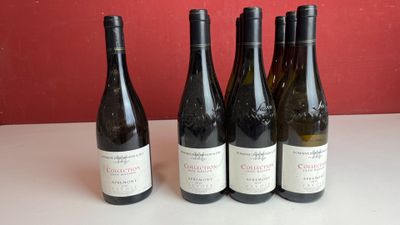 quatre bouteilles de vin sont alignées sur une table