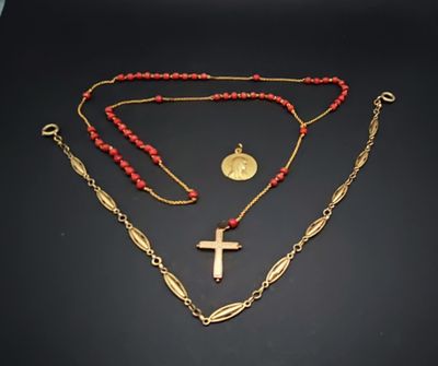 Gros plan sur un collier orné d'une croix