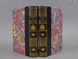 deux livres sont empilés sur une table