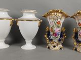 trois vases blancs posés les uns à côté des autres sur une table