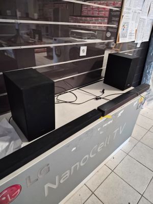 deux haut-parleurs posés sur le comptoir du magasin