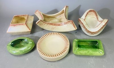 de nombreuses pièces de poterie disposées sur une table