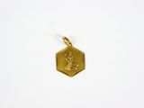 un pendentif plaqué or représentant une femme tenant une fleur