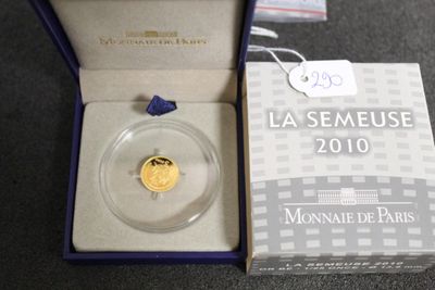 une pièce d'or dans une boîte posée sur une table