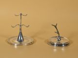 deux figurines en argent posées l'une sur l'autre