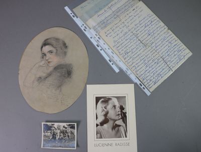 la photo d'une photo représentant une femme posée sur une table
