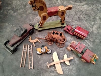 beaucoup de jouets en bois qui traînent par terre