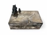 une boîte en argent ornée d'une statue représentant un ours et un chat